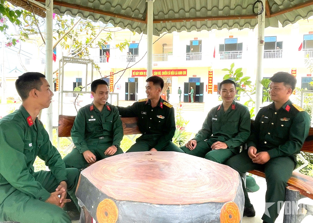 Sẻ chia khó khăn, giúp chiến sĩ mới hòa nhịp cùng đơn vị